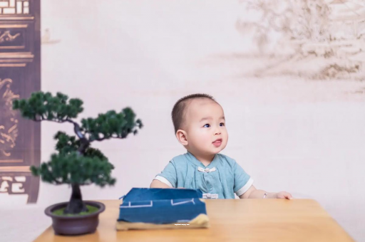 吕梁怀孕肚子中间凹两边凸